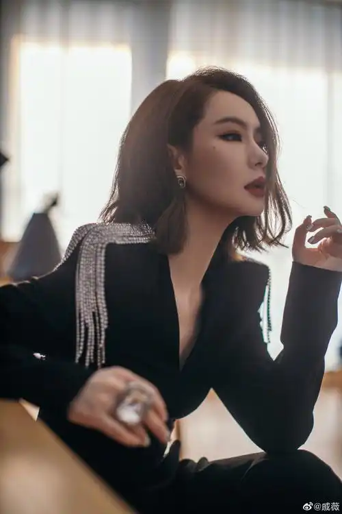 戚薇短发搭配质感黑长裙 霸气利落气场2米8|戚薇_新浪新闻