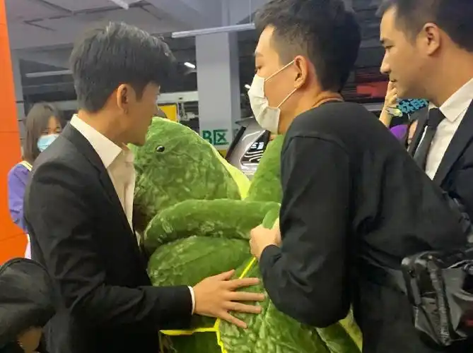 林雨申被粉丝送绿毛龟和李沁合作5次都没火搭档赵露思成男神