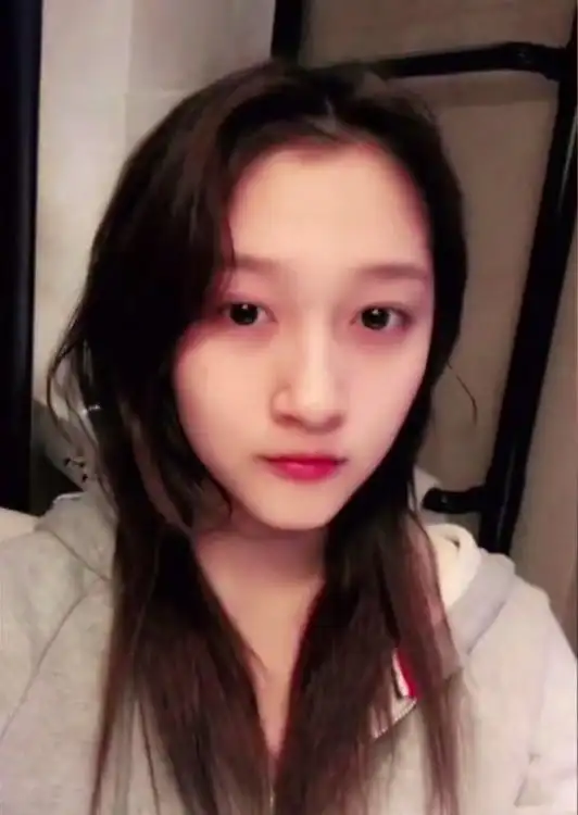 关晓彤晒大浓妆,"不小心"关掉滤镜秒变纯素颜,把网友看呆了!