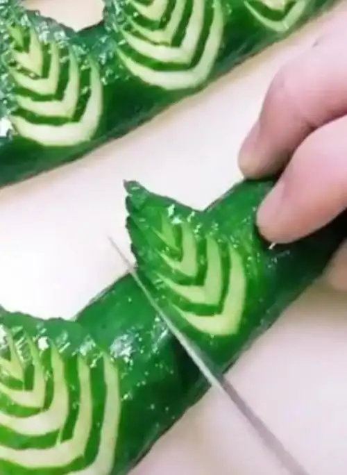 18日,蔡健雅拿小黄瓜来练习,再次提升摆盘难度.