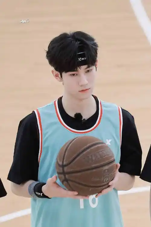 tf家族运动会撕名牌##张真源负角度进球##张真源负角度投篮