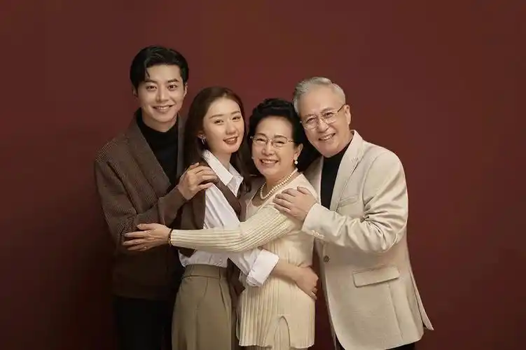 一同望向镜头幸福感就会从照片里溢出来全家福既是一种美好纪念更是