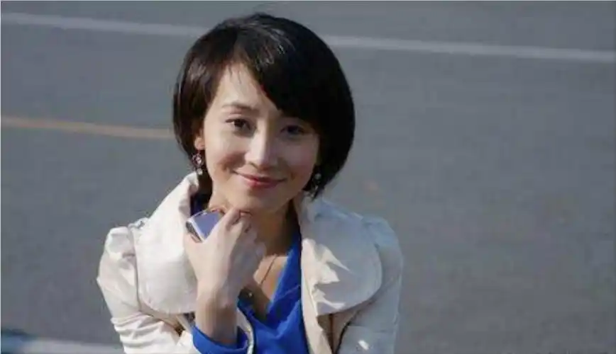 回顾她被称演艺界小魔女出道16年不温不火有好老公和帅儿子