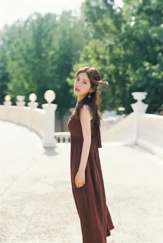 朱丹妮户外写真,一袭吊带长裙,全身散发着浪漫青春的甜美气息