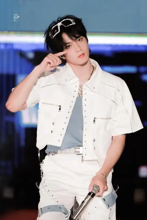 刘耀文超话i#刘耀文#    遇见的都是天意,拥有的都是幸运 世界上有一