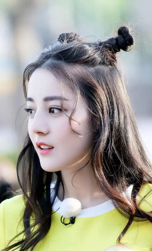 迪丽热巴的丸子头造型,可爱中带着调皮,这是暖萌红孩儿来