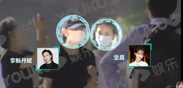金晨和李斯丹妮散步两人关系好好呀