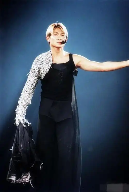 看懂刘德华8张反人类的演唱会造型才懂华晨宇底气来自哪里