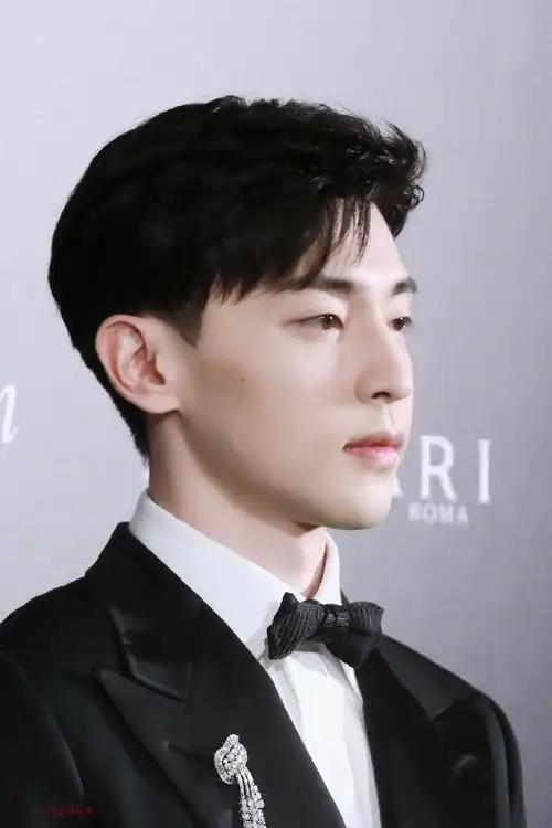 侧颜帅哥图鉴#邓伦侧颜无敌了@邓伦