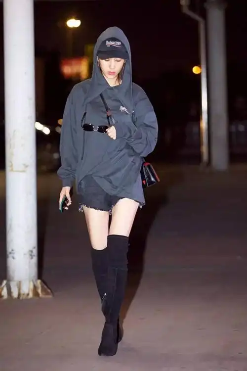 王子文真懂穿搭技巧一身黑色打扮配灰色围巾至少显高10cm