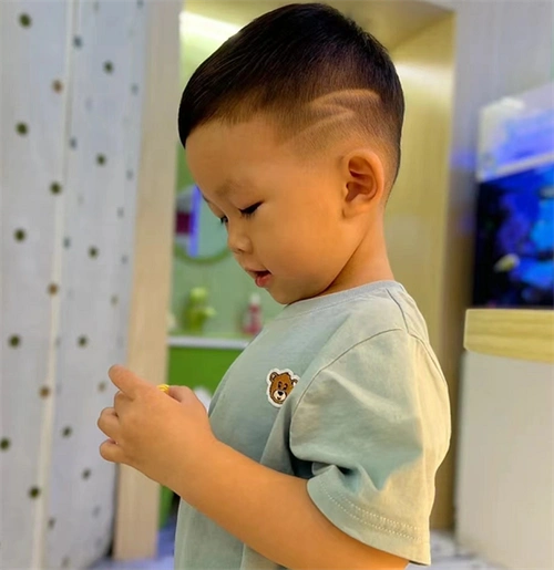 是很多小男孩喜欢的图形,这一深浅雕刻线条的处理,刻造出时髦发型