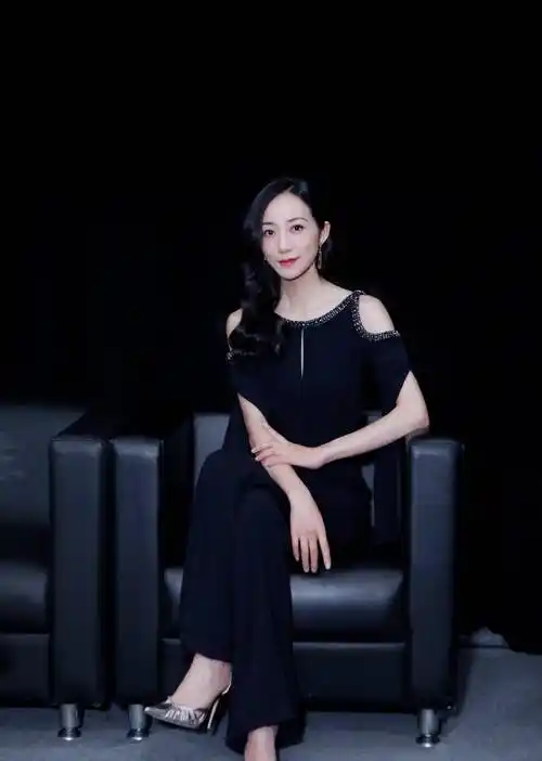 原创韩雪这一身可真高调黑色拼接上衣身材前开口衬得皮肤更白了