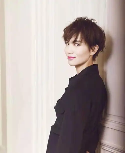 宋佳剪短发青涩又霸气,172窈窕身材完美展现,根本不像38岁