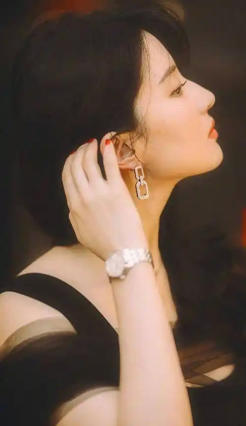 刘亦菲港风写真曝光空气刘海波浪卷甜美十足妥妥港风美人