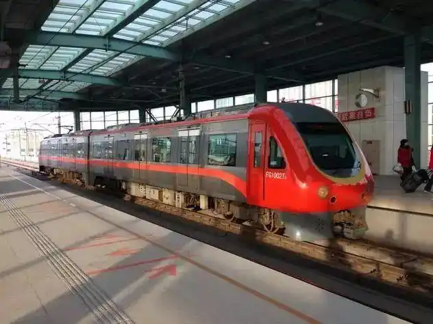 电线闪爆,轻轨停在椒金山隧道里,四周一片漆黑,手机还没信号