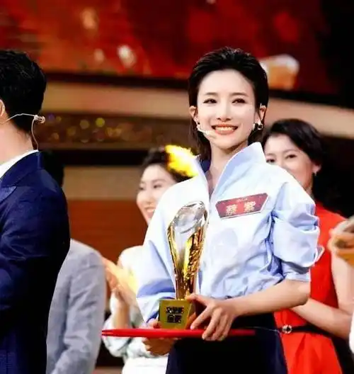 蔡紫央视主持人大赛冠军夺冠后拒绝入职央视如今怎么样了