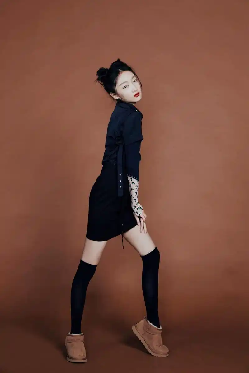 原创周冬雨丸子头造型可爱俏皮穿雪地靴拍写真随意凹出时髦范