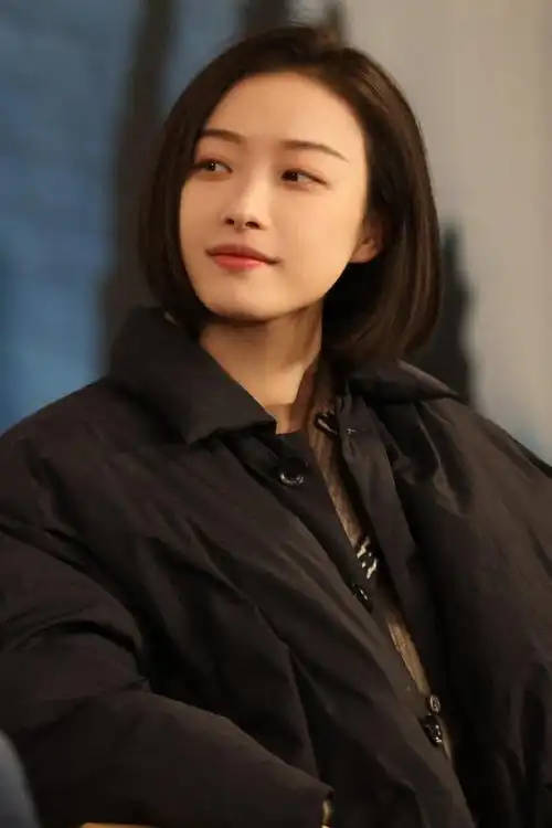 倪妮两套服装造型释出,搭配干练短发,这清爽文艺的复古感太绝了