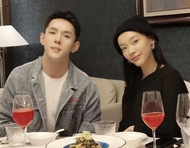 李佳琦晒中秋家人合影,母亲妹妹同框出镜颜值超高,李妈意外撞脸巩俐