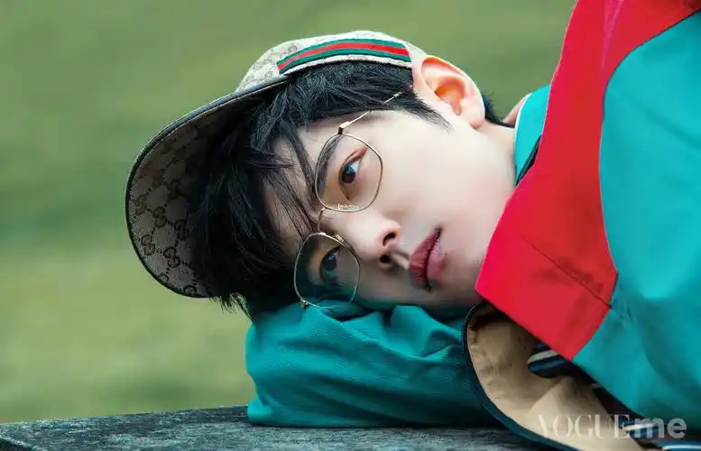 分享一组肖战图片给大家,图中的明星图片壁纸会点缀你的电脑桌面,美化