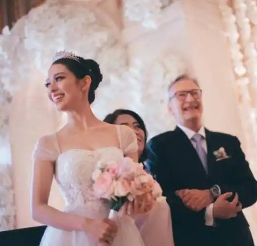 大多数吃瓜群众更感兴趣的是郎朗夫人吉娜爱丽丝的经历