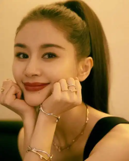 现实生活中身材娇小的王子文,可以说是越来越会穿搭,从原来的短发造型