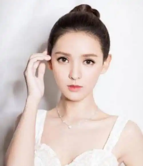 张予曦首次素颜公开化妆,天生丽质,眉毛状态让人觉得太真实_因为_颜色