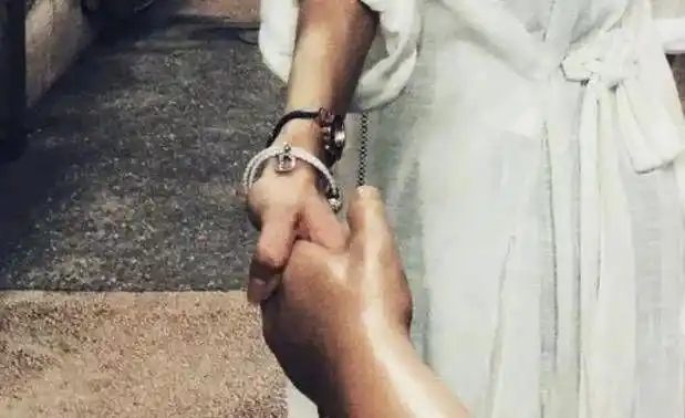 当时前女友金晨,在微博上发了一个男友视角的牵手照,虽然是假的,但这