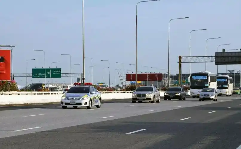 警车开道,霸气十足