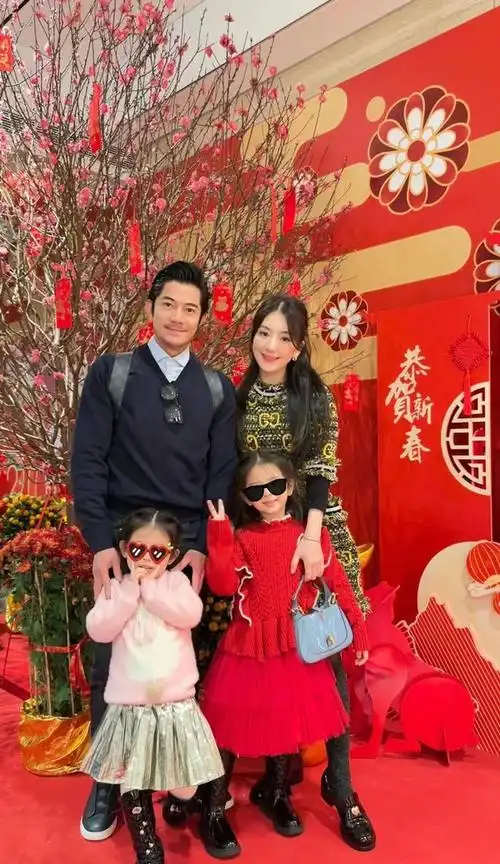 郭富城一家出游方媛白嫩丰腴俩女儿高颜值一个似妈一个像爸