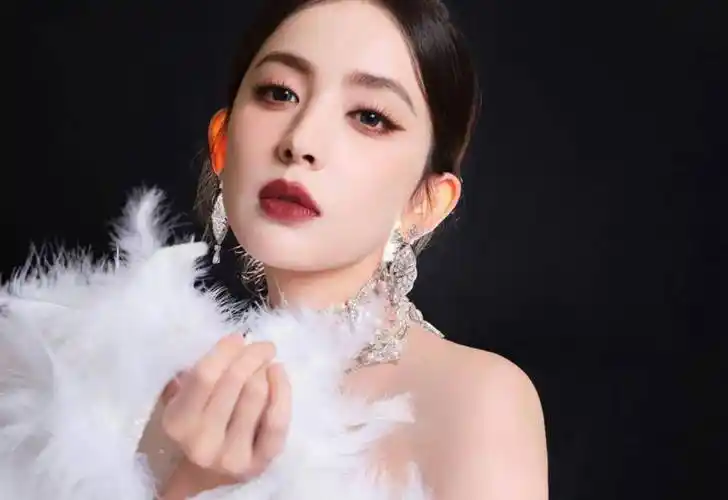 万人票选最美女明星,看到排名网友们崩溃了:粉丝别装路人行不行_杨颖