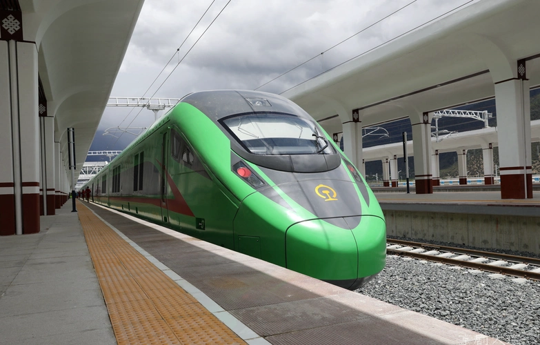 拉林铁路复兴号高原双源动车组开通运营中车大连公司内