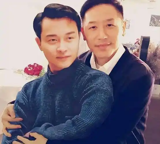 守望与前行唐鹤德的守候让人们思考,是否应该更多地面对当下的生活,而