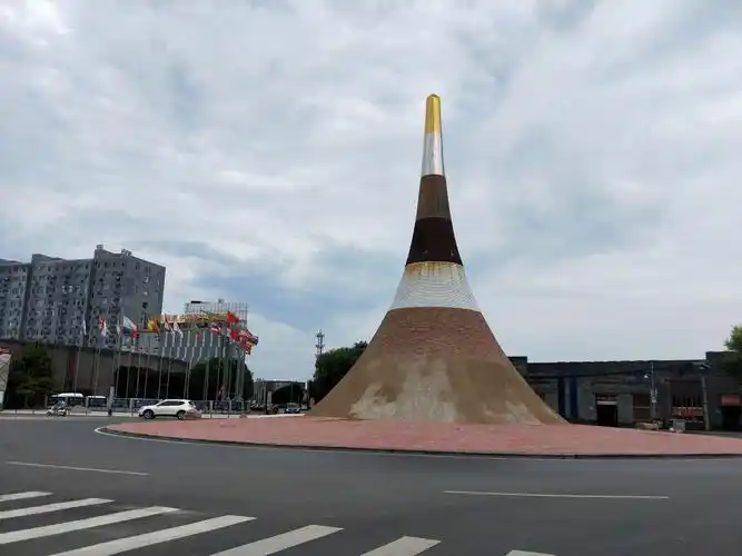 北京通州宋庄艺术区比较大,美术馆鳞次栉比,但是目前大部分已经人去楼