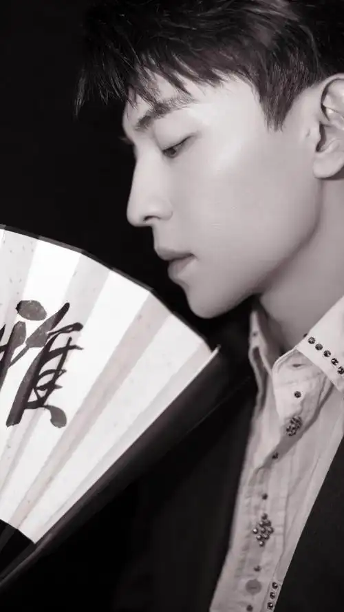 邓伦时尚帅气复古棕色西装迷人写真