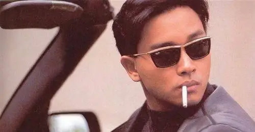 张国荣抽烟图片合集,前两张成忧郁王子,最后一张成为经典