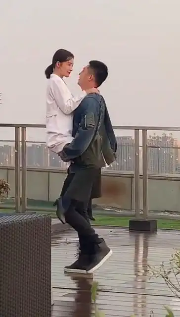 拍戏现场李沁被黄景瑜举高高这种高难度姿势一般人做不到