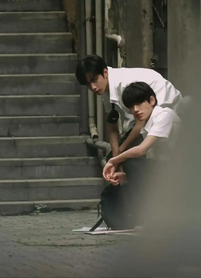 宋亚轩刘耀文一起等雨停 #碗盆 #文轩  "开往春天的地铁 - 抖音