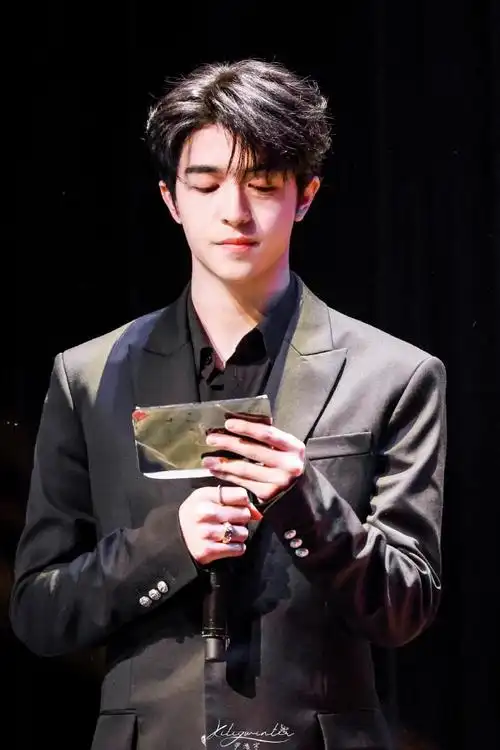 青年演员尹浩宇##今天尹浩宇是什么派##尹浩宇主持国际学生影展蹦幕