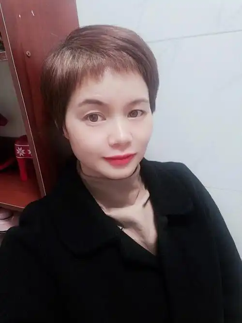 这白头发不染也挺好看的_白头_时尚_发型