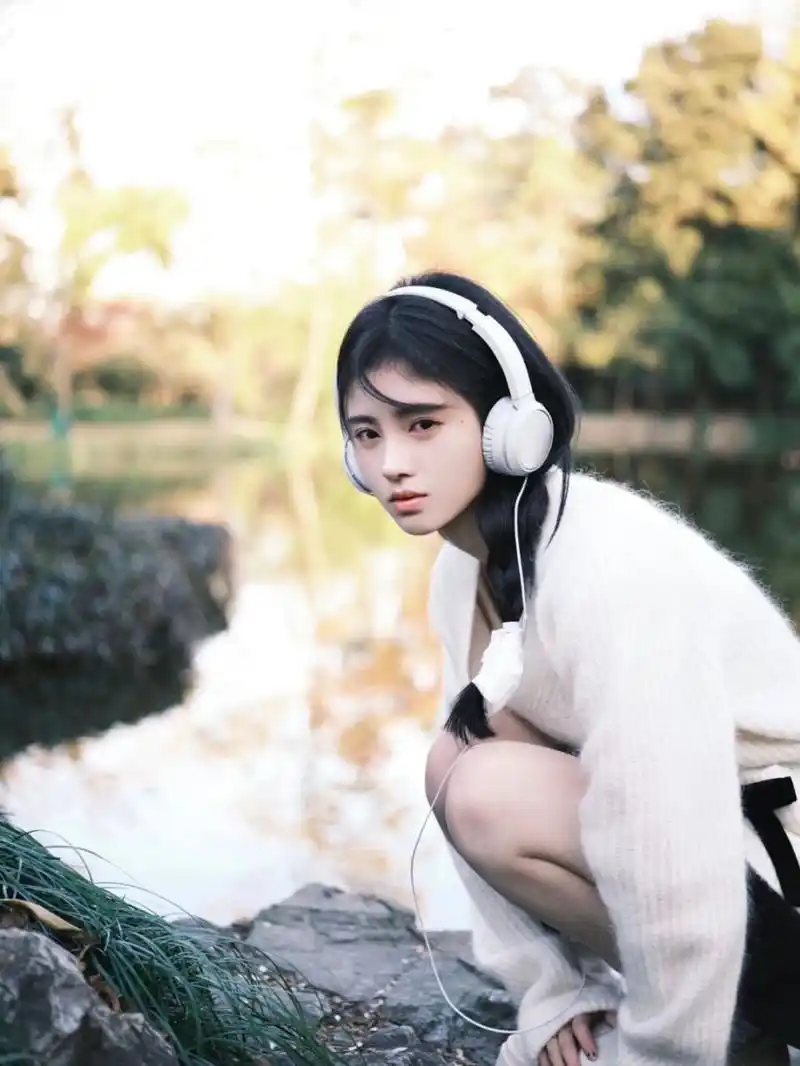 鞠婧祎私服look 秋冬枫叶大片太美好 鞠婧仪20211120晒出一组秋冬枫叶