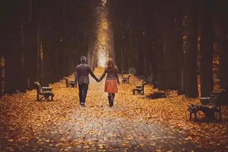 散步的情侣图片