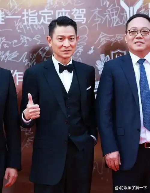 华表奖典礼:刘德华任达华陈伟霆亮相,明星真实身高曝光引热议
