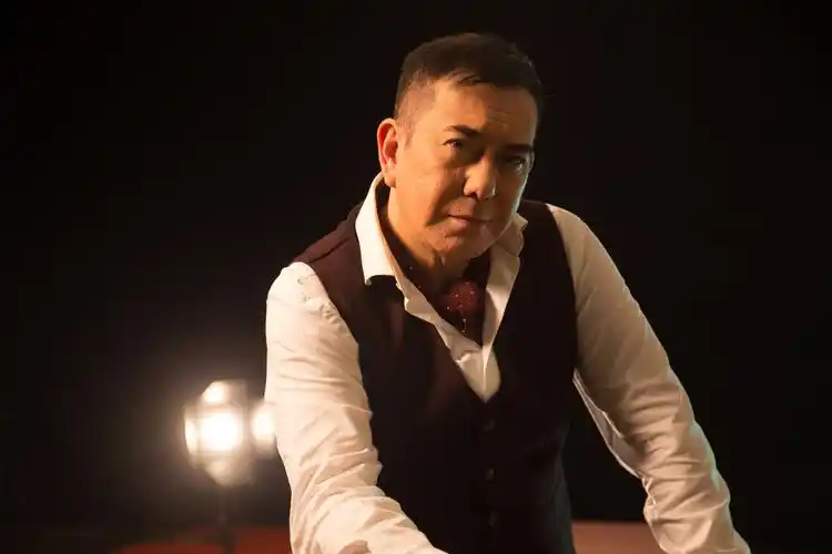 影帝黄秋生加盟某品牌 复古白t马甲亲和力十足