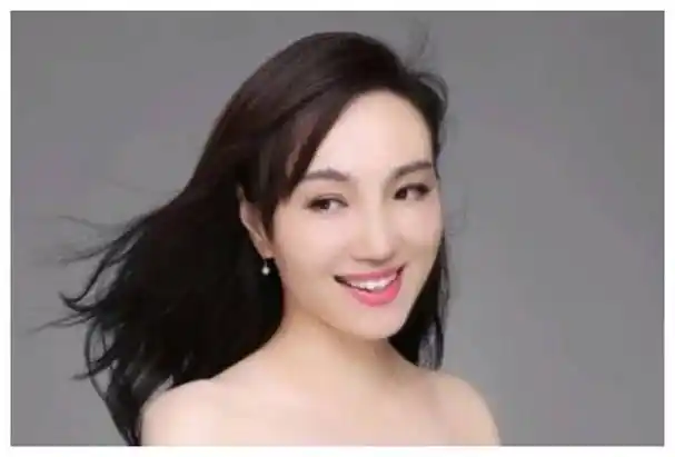 陈小朵,一位才华横溢的女高音歌唱家,展现出非凡魅力!_音乐_歌声_表演