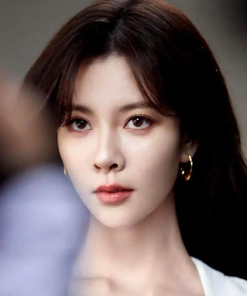 尽管宋妍霏的鼻子很漂亮,但它在她的脸上并不太和谐.