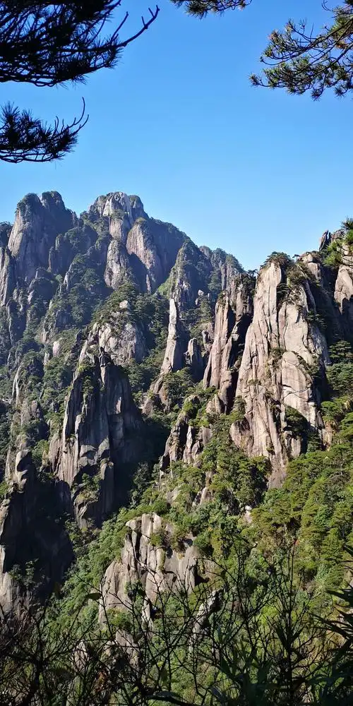 华夏不乏名山大川,他们共同铸起祖国雄伟的脊梁.