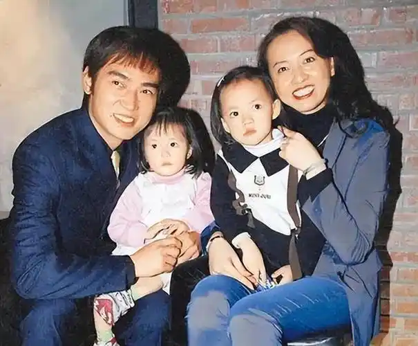 焦恩俊晒大女儿身材照,古铜色肌肤身材火辣