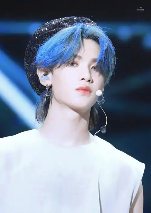 黄明昊 紫发