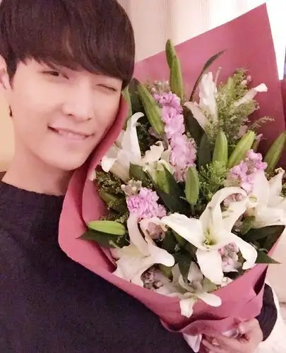 张艺兴可爱卖萌图片69